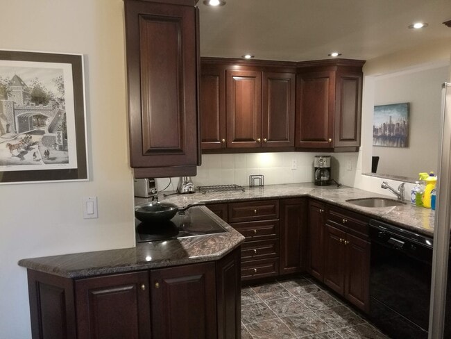 Building Photo - 1250 Av des Pins O