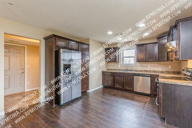 Foto del edificio - LARGE TWO-STORY TOWNHOME!! 4 Bedroom, 2.5 ...