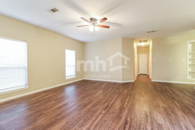 Foto del edificio - 13541 Lake Breeze Ln