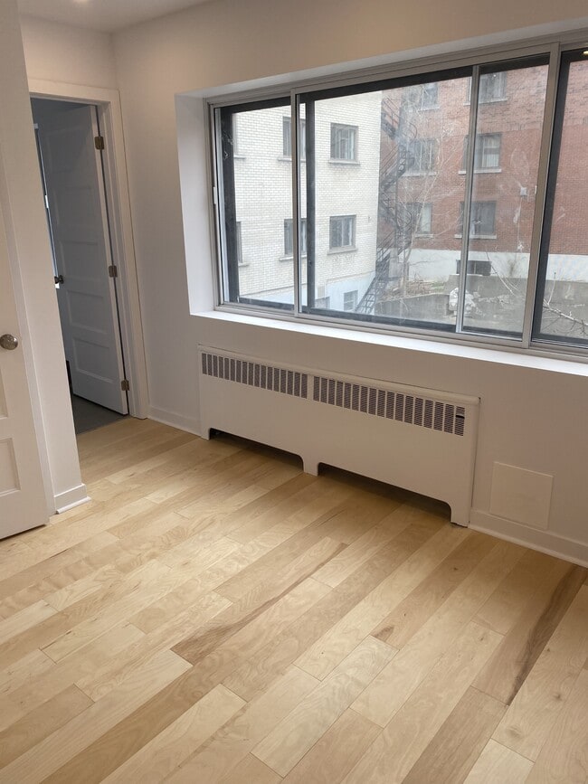 Building Photo - 5491 Av. Victoria