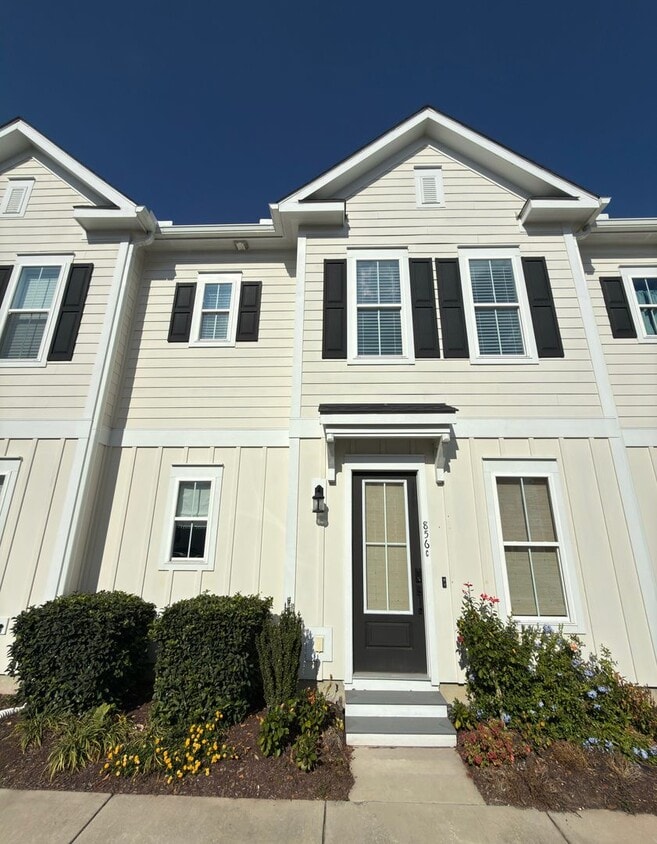 Foto principal - ELITE Townhome on Market Common! Move in ready! Make it YOURS for the Holidays!