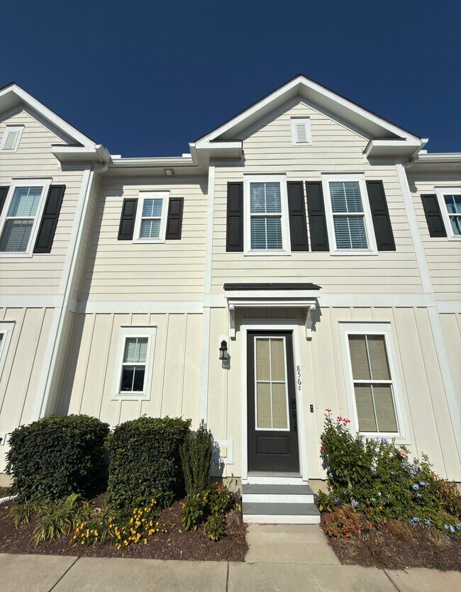 Foto del edificio - Upscale Townhome in Market Common! MOVE-IN READY!