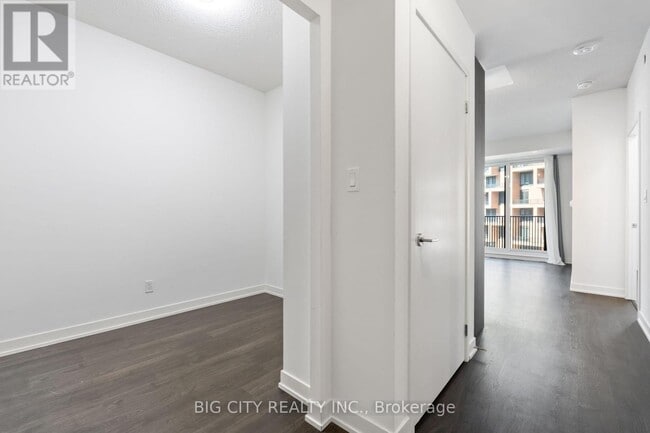 Building Photo - 38-638 Simcoe Promenade