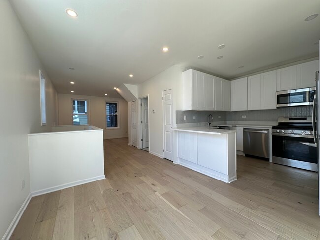 Foto del edificio - 2037 N Damen Ave