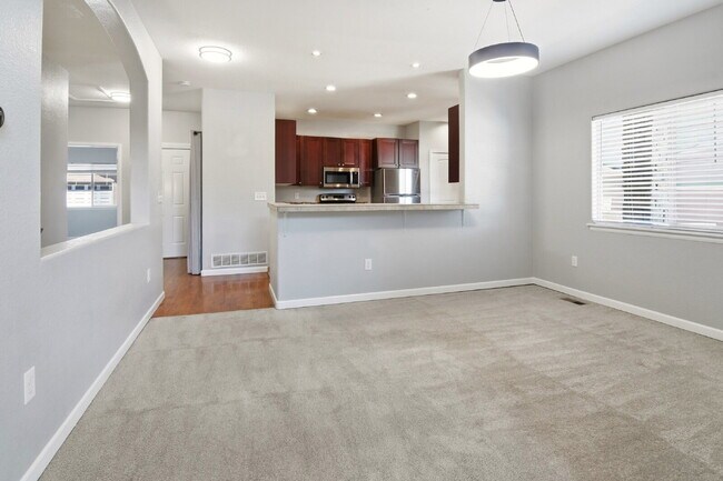 Foto del edificio - $2,990.95 - 4 Bed, 3 Bath Townhome In Commerce City with Central AC and In Unit Laundry!