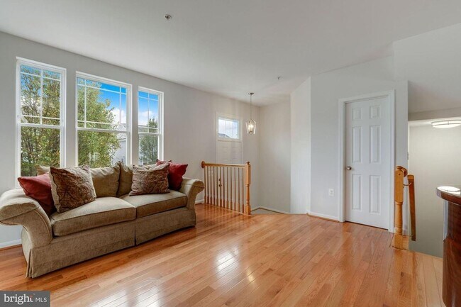Building Photo - Brightly renovated 4 bedroom home near Con...