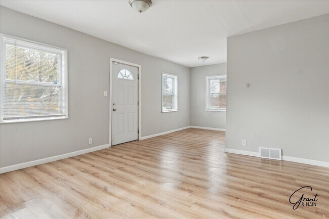 Foto del edificio - $1300 3 bedroom bungalow