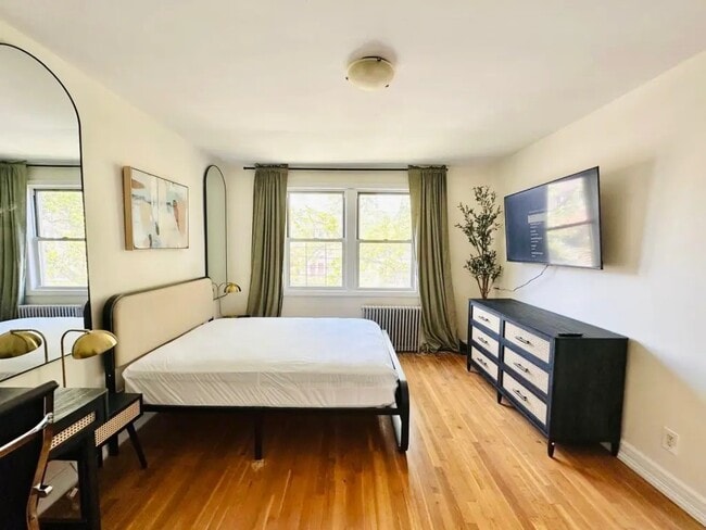 Building Photo - Furnished room/NOT APARTMENT
