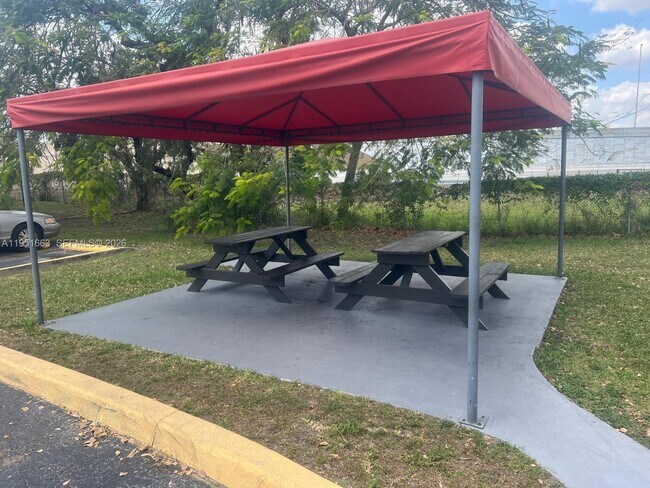 Foto del edificio - 590 NW 114th Ave