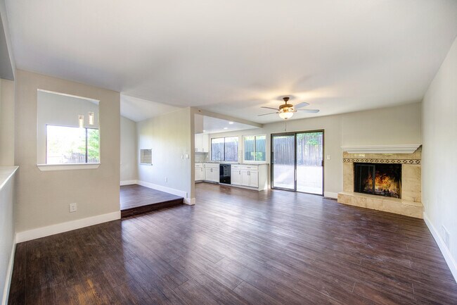 Foto del edificio - 9801 Blue Lake Dr