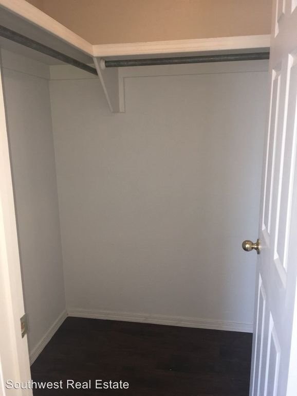 Building Photo - Great floor plan for roommates!