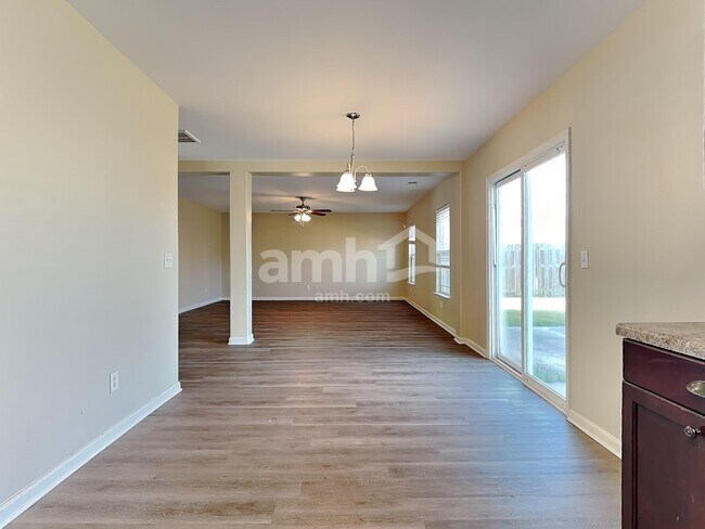 Foto del edificio - 2 Crystal Lake Dr