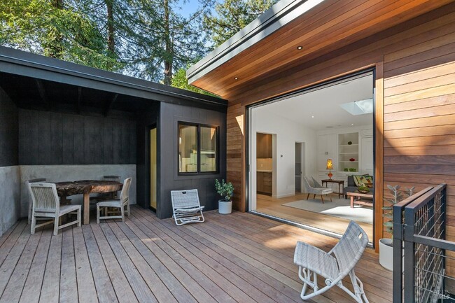 Building Photo - 15 Heuters Ln