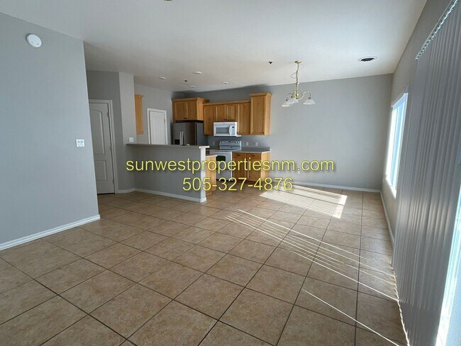 Foto del edificio - 3 Bedroom, 3 Bath, 2 Car Garage with Fenced Backyard Townhouse