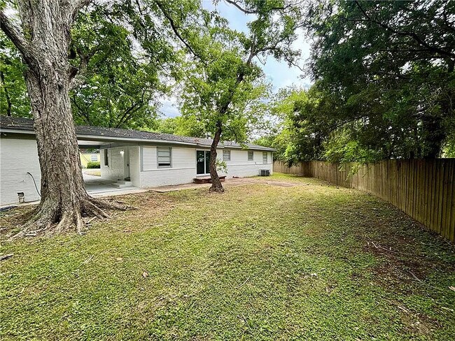 Foto del edificio - 466 Pinehill Dr