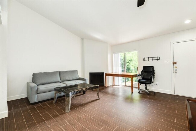 Building Photo - 7098 N Holiday Dr
