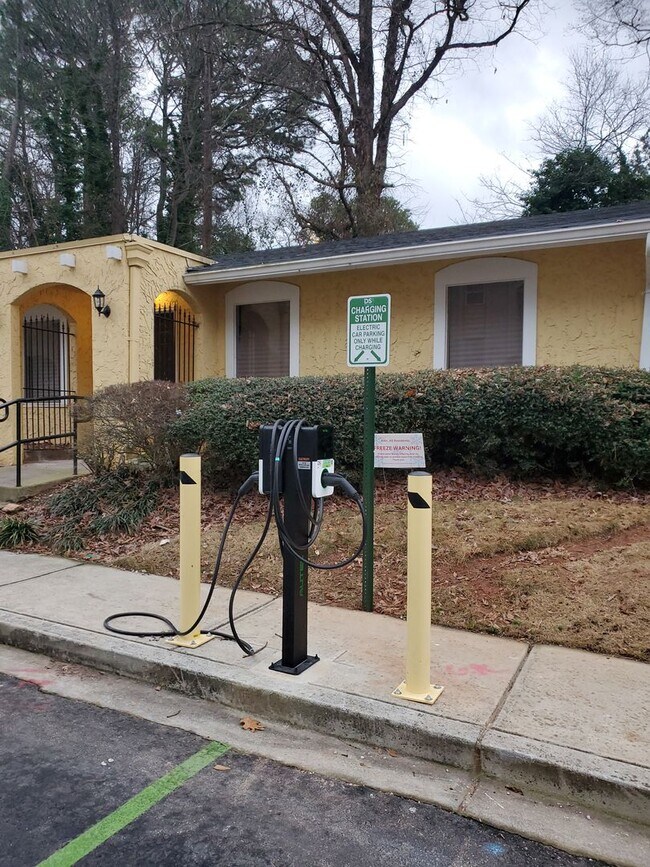 Building Photo - Welcome home to this inviting 2-bedroom, 1-bath condo in the desirable Norgate Manor