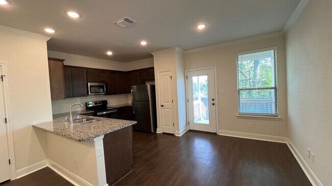 Foto del edificio - Don’t Miss Out on This Gorgeous Townhome! ...