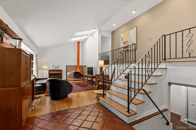 Foto del edificio - 18 Harvard Ln