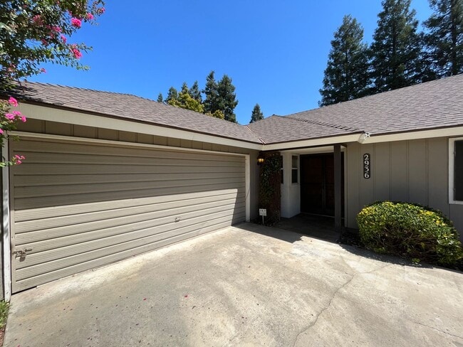 Building Photo - SW Visalia home available now!