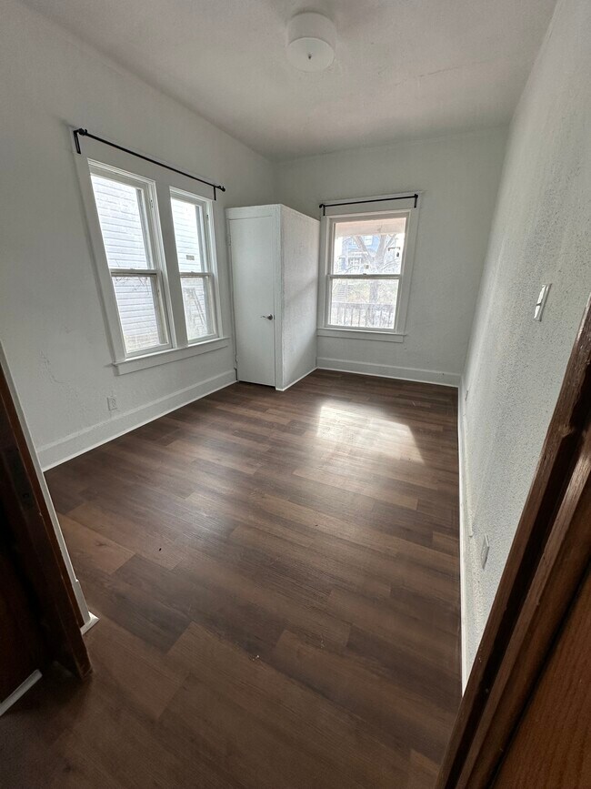Main bedroom - 1050 Barnett Ave