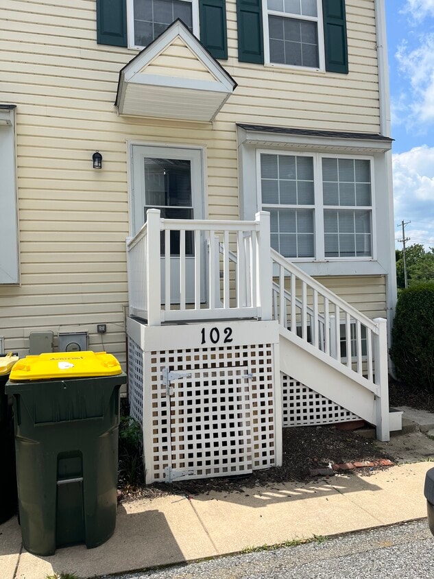 Primary Photo - 102 Gateway Dr