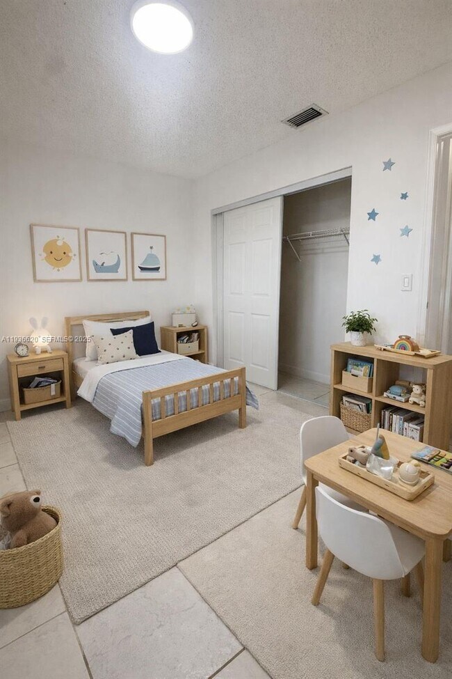 Foto del edificio - 8851 NW 119th St