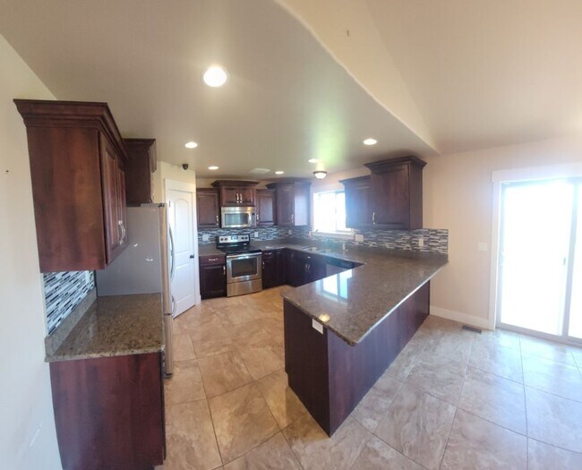 Building Photo - Beautiful 4 bed, 4 bath home in the Stoneb...