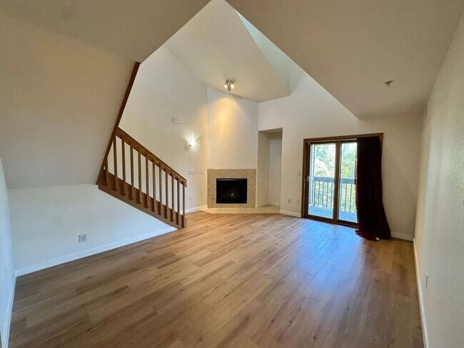 Foto del edificio - Stylish 3rd Level, Private 2 bedroom Apartment With LVP Flooring, Decks, Gas Fireplace & In-Unit ...
