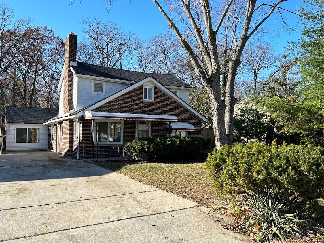 15931 Deering St, Livonia, MI 48154 House Rental in Livonia, MI