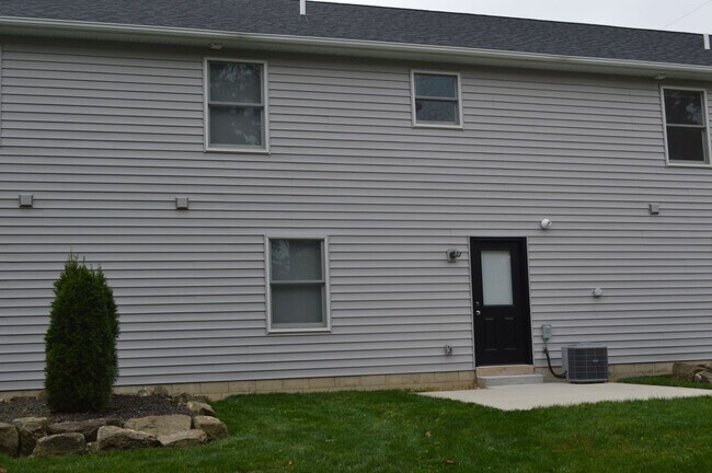 Building Photo - 467 Sparrow Way
