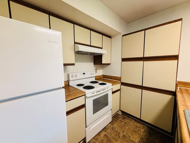 Building Photo - 833 Claytor Square