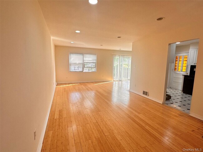 Foto del edificio - 15-83-83 208th Pl