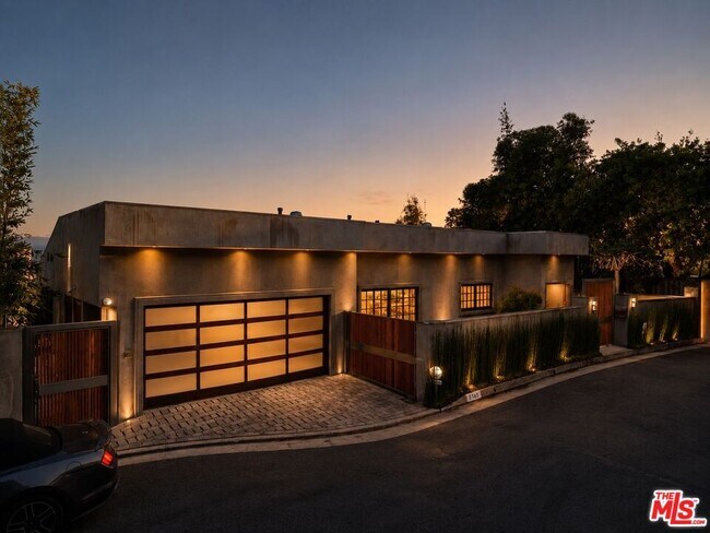 Foto del edificio - 8740 St Ives Dr