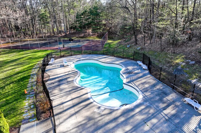 382 Great Road se encuentra en Acton, Massachusetts. - Great Road Condominiums