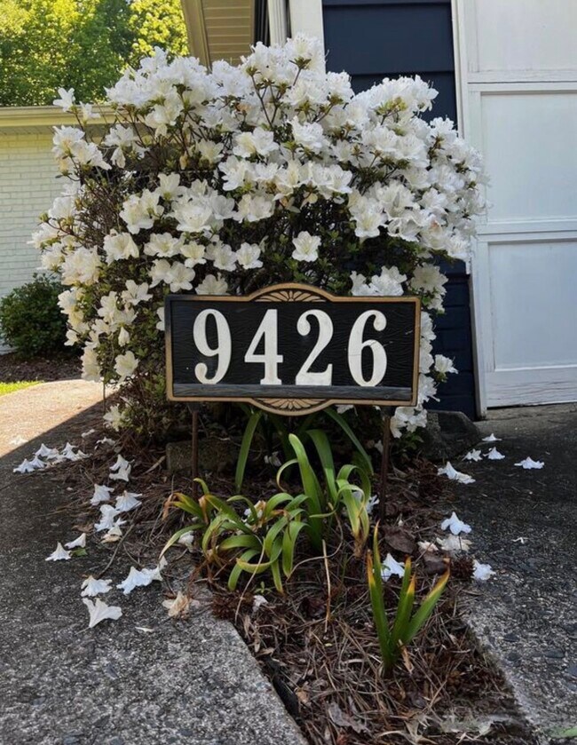 Foto del edificio - 9426 Robert Burns Ct