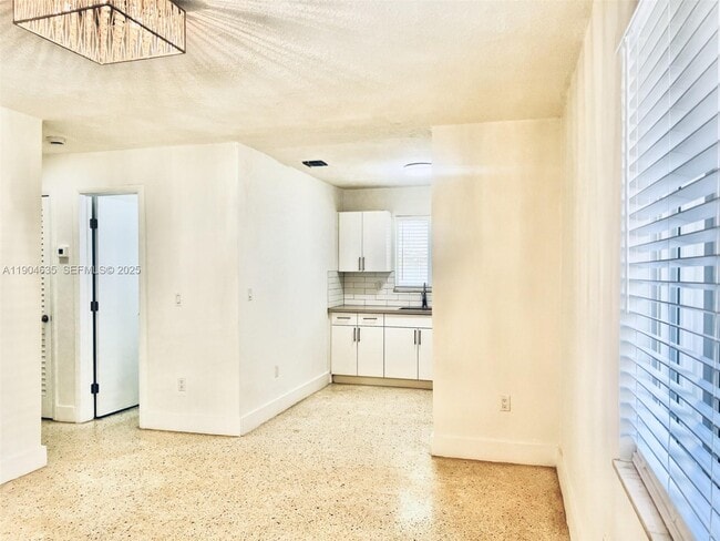 Building Photo - 1012 SW 4th Ave