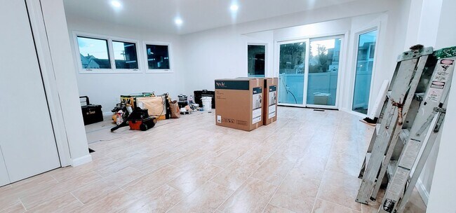 Foto del edificio - 3-Story Townhouse with Central Heat, AC and 2 Parking Spots Included