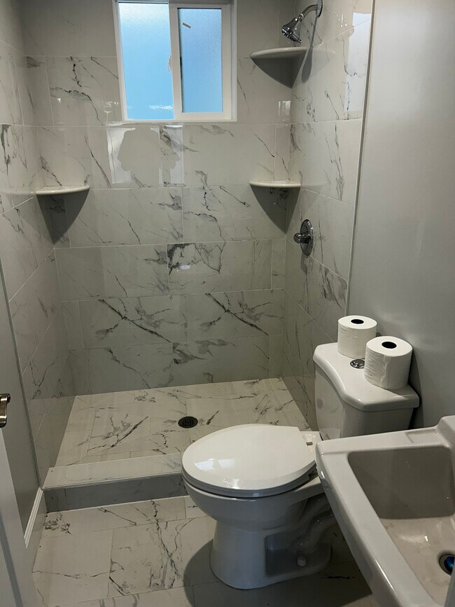 Foto del edificio - 7814 Lindley Ave