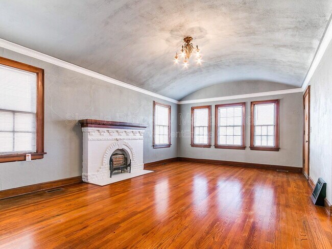 Building Photo - 912 NE 21st St