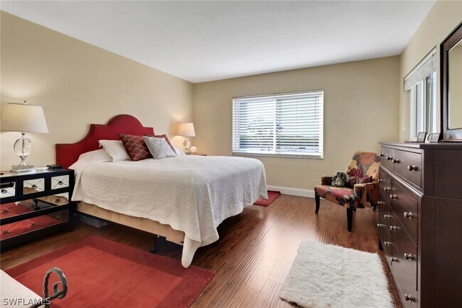 Foto del edificio - 305 Goodlette-Frank Rd