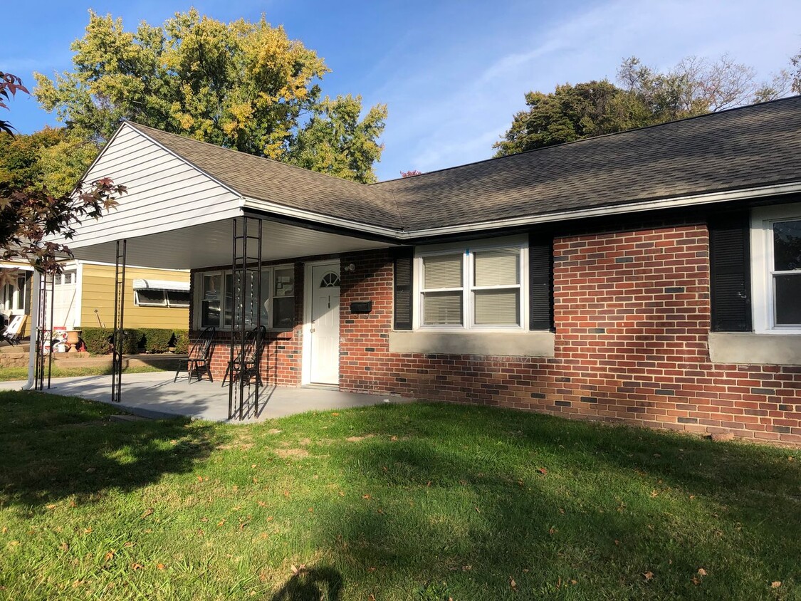 Primary Photo - Recently Renovated 3 Bedroom Home! Very Sp...