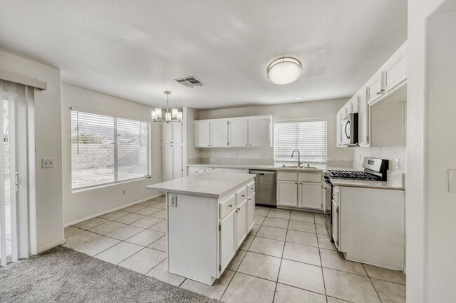 Foto del edificio - Fully remodeled!  Cozy 4 bedroom with 3 car garage !