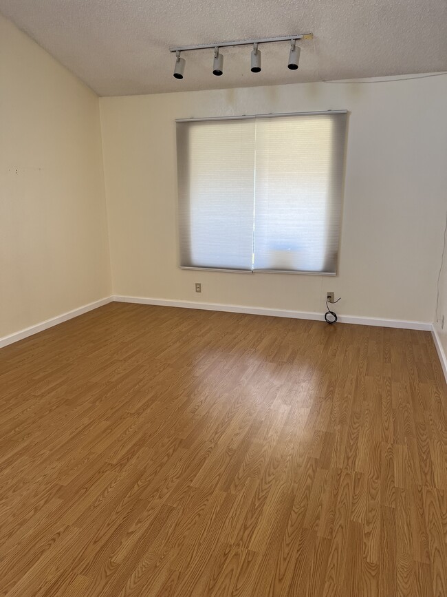 Building Photo - 1879 Pheasant Dr