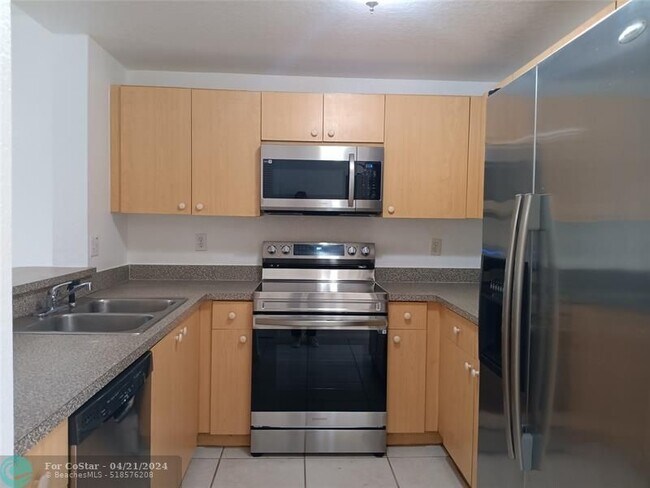Building Photo - 2901 Riverside Dr