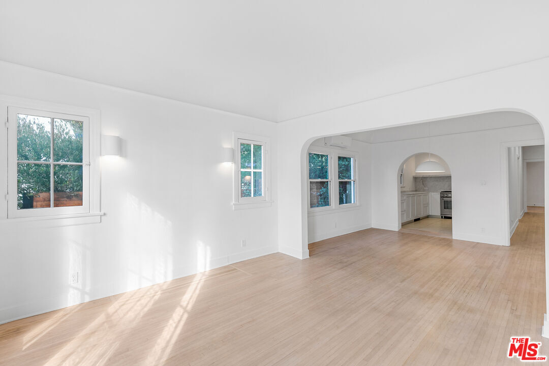 Foto principal - 854 Hyperion Ave