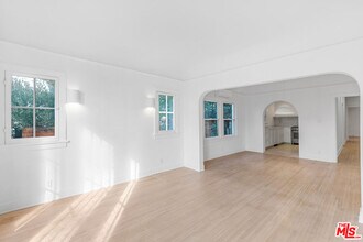 Building Photo - 854 Hyperion Ave
