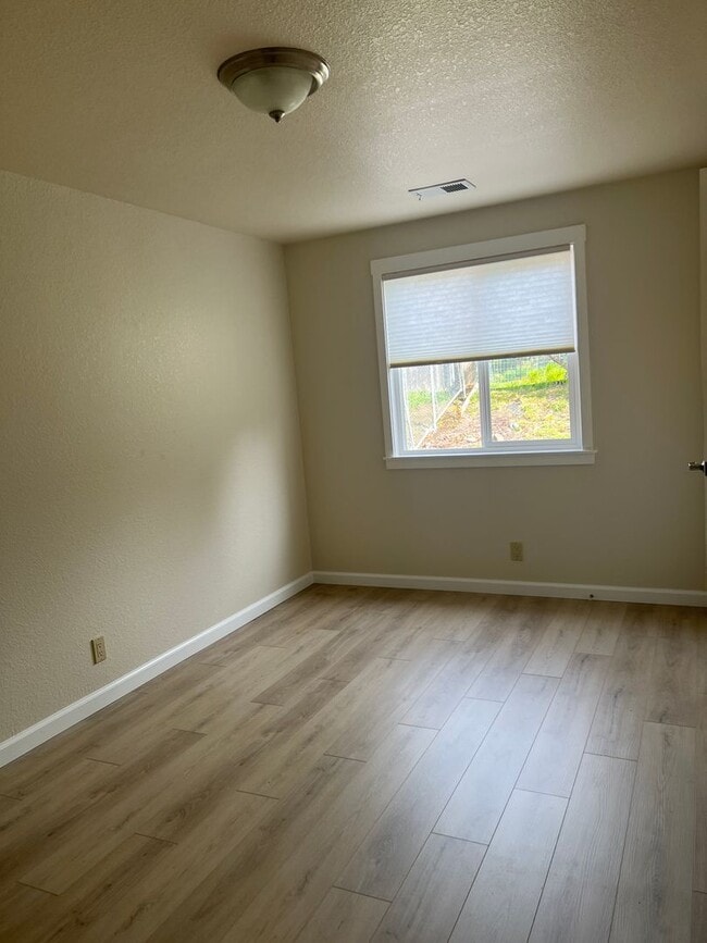 Building Photo - Mckinleyville 2 Bedroom Duplex