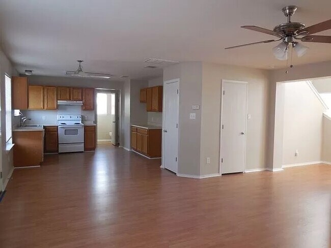 Building Photo - 722 Lavaca Loop