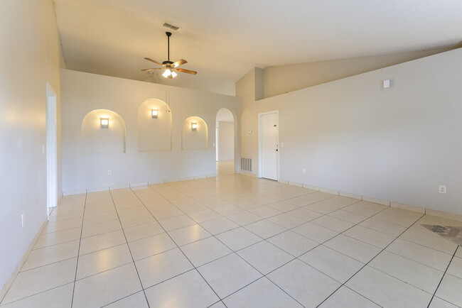 Foto del edificio - 742 Paris Dr